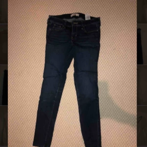  - Mörkblå jeans från Hollister i tight modell. W25, L29. Tar bud.