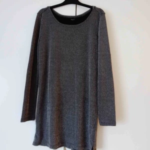  - Härlig glittrig långärmad tunika från Rut m.fl. ✨ Storlek XS men passar även en S! Fåtal mindre skavanker, se exempel på bild 3, men inget som märks. 📬 Frakt: 55 kr blå påse eller 63 kr spårbart 