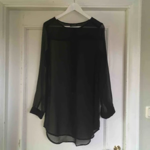  - Cool, genomskinlig skjorta från Monki! Endast använd ett fåtal gånger. Vid frakt betalar köparen för frakt. 🌿