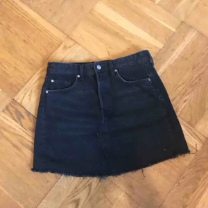  - Svart jeanskjol från HM, storlek 38 och rätt normal i storleken skulle jag säga! 