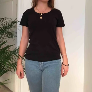  - En svart t-shirt Vi möts gärna upp i Stockholm men om frakt betalar köparen det