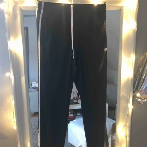  - Balla byxor från champion märke på båda sidorna av benen.