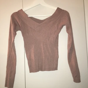  - En fin ribbad långärmad tröja med liten v-ringning. Jättefin och har bara använts en gång då jag inte tycker färgen passar mig så bra. Köpt för 349 kr tror jag, köparen står för frakt