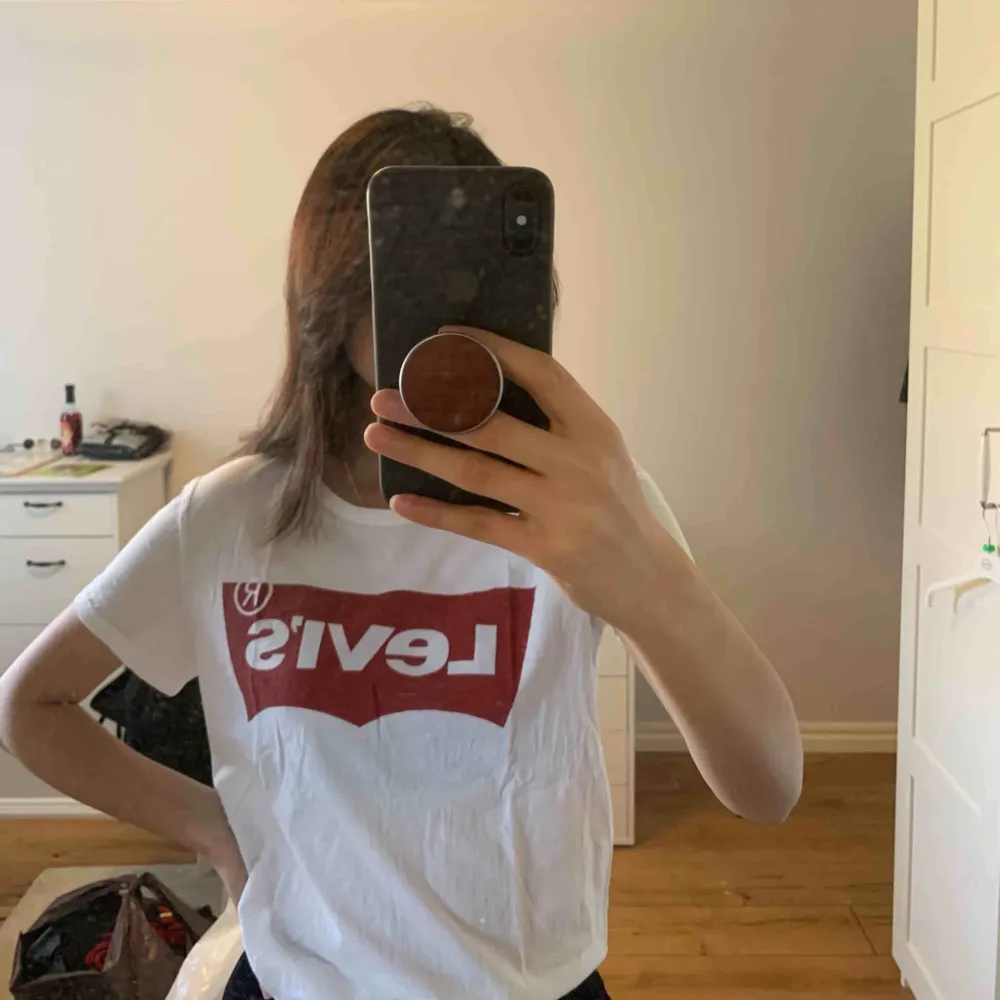 En Levi’s t-shirt som passar till allt! Lite skrynklig men det går lätt att fixa. Fortfarande i fint skick och fler bilder kan skickas☺️ Köparen står för frakten. . T-shirts.