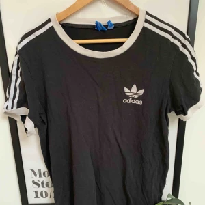  - T-shirt från adidas, loggan är ”dammig” pga tvättmaskin därav priset. 