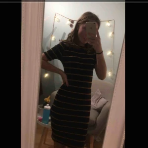  - Klänning från zara. Går typ till knäna på mig som är 155 lång. Köpare står för frakt