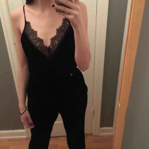 - Svart sammets byxdress med spetsdetalj samt resår i midjan. Använd en gång. Storlek 36 men skulle säga att den passar xs-m kanske. Möts upp i Stockholm 🌼