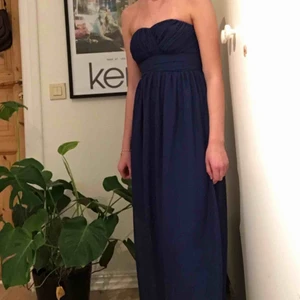  - Marinblå balklänning från märket Models Behaviour men inköpt från Nelly.com (899kr). Längden passar perfekt för mig som är 160cm. Frakten inräknas i priset men kan även mötas upp runt Åseda/Växjö ✨❤️