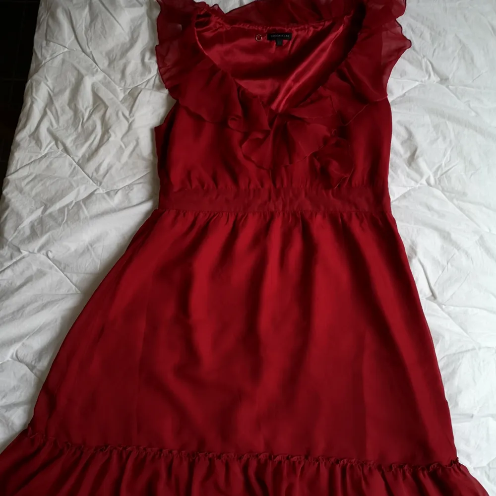Elegant röd festklänning med volanger. Använd ett fåtal gånger. . Klänningar.