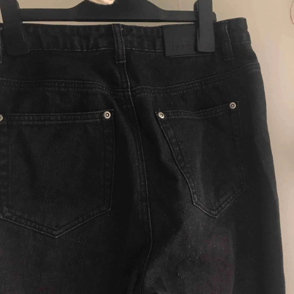 mörkgråa mom jeans från boohoo med stora hål. storlek 38 eur. använt 3-5 gånger, nästan nyskick. 95% bomull🕷🙌🏽🖤  100 kr (utan frakt) köparen står för frakt. tar bara swish!. Jeans & Byxor.
