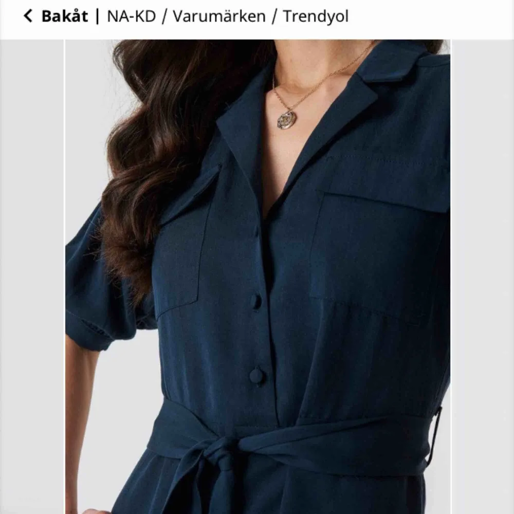 Ny breast pocket blå klänning. Klänningen från Trendyol. Storlek är 34, kan passa också 36. Original priset är 449 kr. Aldrig använd! Frakt är plus 54kr.. Klänningar.