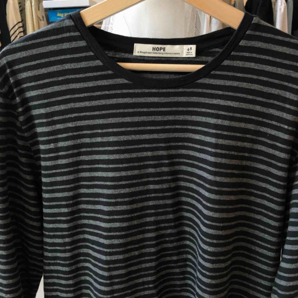 En randig tröja från Hope i jättebra skick Köparen står för eventuell frakt (50kr). Skjortor.
