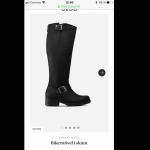  - Säljer mina Johnny bulls då jag växt ur dom. Nypris är runt 2000 och trots dom e andvända så är dom i ett bra skick. Pris kan diskuteras vid snabbt köp. Äkta såklart