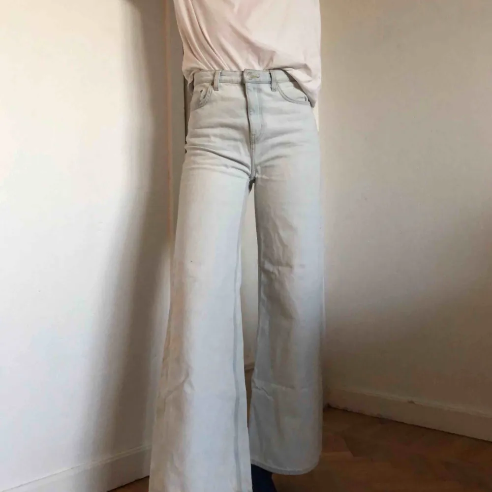 Bleka Aces från Weekday i fint skick! Strl 24/32 100% bomull   Mer info: https://www.weekday.com/en_sek/women/categories/jeans/product.ace-bleached-jeans-blue.0613712001.html. Jeans & Byxor.