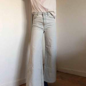 Bleka Aces från Weekday i fint skick! Strl 24/32 100% bomull   Mer info: https://www.weekday.com/en_sek/women/categories/jeans/product.ace-bleached-jeans-blue.0613712001.html