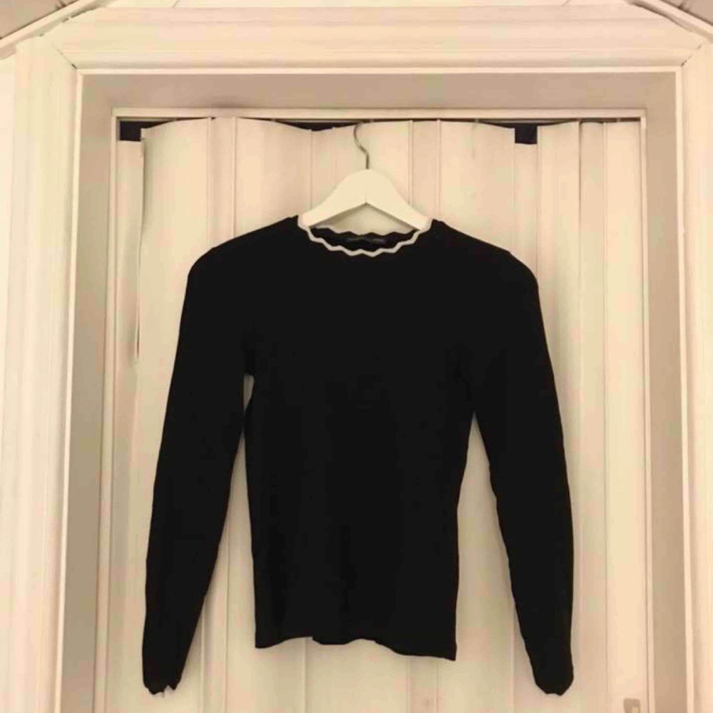 Superfin Tunnstickad tröja från Zara i stl s, dock liten i storleken och passar en xs mer.Säljer pga att den inte används längre och den är knappt använd heller, alltså är den i fint skick!  Köparen står för frakten!. Stickat.