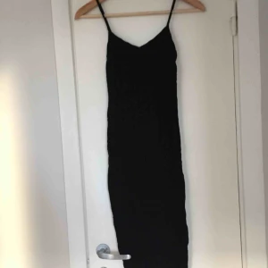  - Tajt svart klänning i mjukt stretchtyg från Pull&Bear. Aldrig använd. Går ner en bit förbi knäna på mig (är 170cm lång). Köparen står för frakten