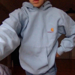  - Stor ljusblå hoodie från Carhartt🔥