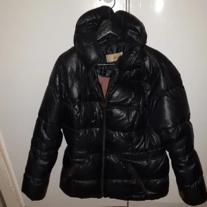  - Snygg de.corp jacka sparsamt använd,  köparen står för frakten