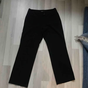  - Utsvängda, låg/mellan midja. Kostymbyxor  Betalning sker via swish och köparen står för frakten. Jag tar inget ansvar om posten slarvar bort paketet eller liknande. 