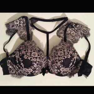  - En väldigt snygg bh från hunkemöller som endast är testad för köpte fel storlek. Storlek 70c