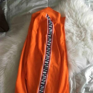  - Asball tröja från Carlings med dragkedja och snygga detaljer på ärmarna! Använd högst 3ggr och inköpt i höstas 💐☀️✨🌷🍁 I strl M men kan lika väl passa en S.  