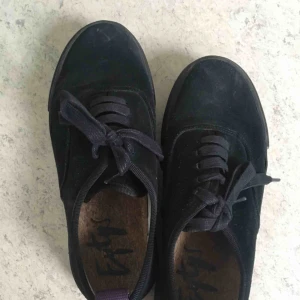  - Snygga eytys i en färg/material som inte säljs längre. Skorna är i mocka och säljs då de knappt används.  Köparen betalar frakten.