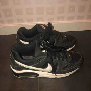  - Nike air max skor i Använt men fint skick. Lite små i storleken, passar nog en 38 