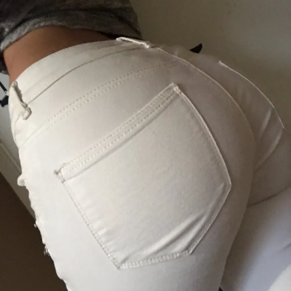 Säljer mina fina vita byxor då de inte kommer till användning längre! Frakt är inräknat i priset. Bra längd på byxorna på mig som är 1,60m.. Jeans & Byxor.