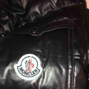  - Hej, säljer nu monclear jacka  Nypris: 7999 Gamal modell så säljs alltså inte Strl 1= S 