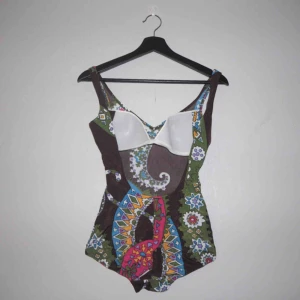  - Superfin 60-tals baddräkt köpt på second hand. Brunnas med coolt mönster på. Det står att det är strl 38 men den är snarare strl 36! 