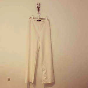  - Snygga vita utsvängda byxor, tight vid rumpan 🍑 