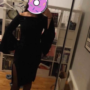  - Skitsnygg off-shoulder klänning säljes. Endast använd två gånger. 