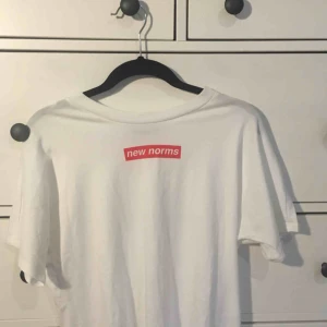 T-shirt från Weekday - As cool tröja från WEEKDAY.  Säljer pga att jag aldrig har använt den. 