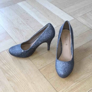 Skor - Glittriga klackar som aldrig använts och behöver en ny ägare. Kan mötas upp i mariestad eller så tillkommer frakt ☀️