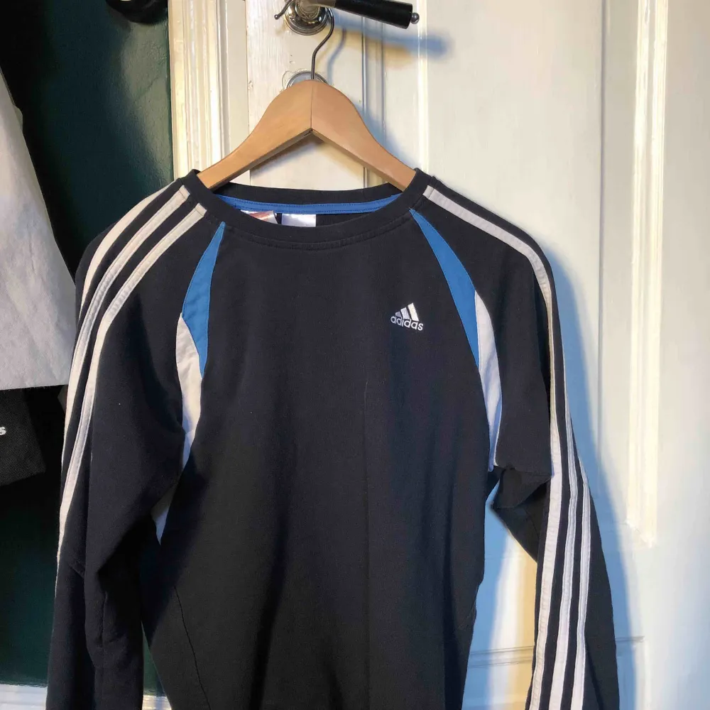 Adidas tröja med 3 sträck på vardera ärm! . Toppar.