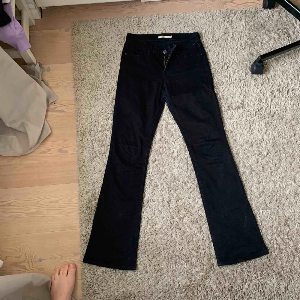 Svarta boot cut jeans från Levis, storlek 26! Mycket bra skick!. Jeans & Byxor.
