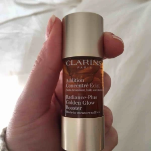  - GOLDEN GLOW BOOSTER SELF TAN. Endast testad en gång. 