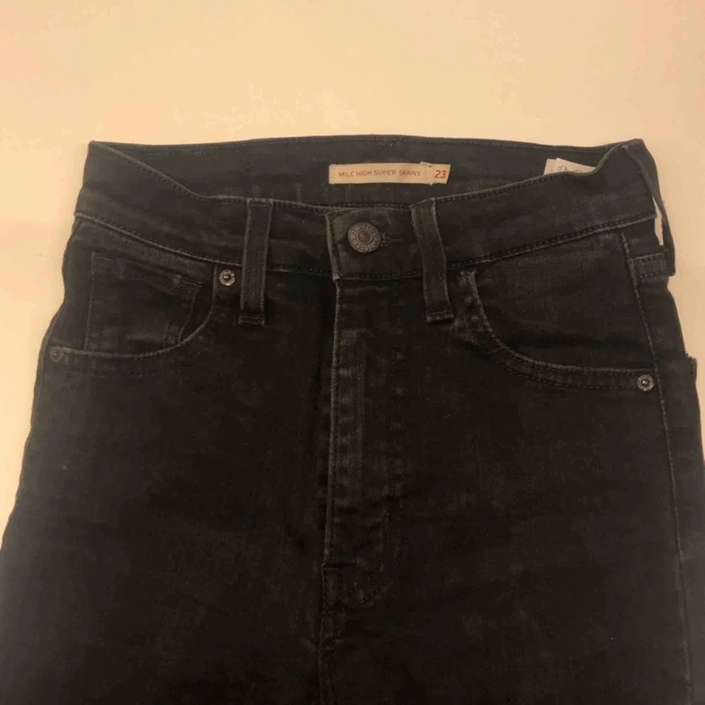 Super skinny Levi’s jeans med hög midja som går upp över naveln. Väldigt skön modell men tyvärr för små. Liten liten fläck på benet därav priset. Nypris: Ca 1000kr. Väldigt bra skick. W23 L32. Frakt tillkommer. Jeans & Byxor.