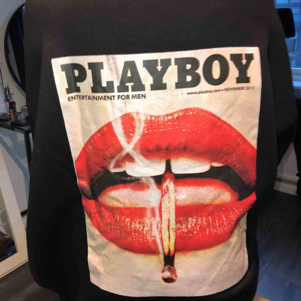 En helt ny och väldigt populär Playboy hoodie, säljes endast pga för stor storlek för mig! . Hoodies.