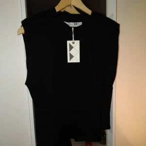  - Svart linne & topp utan ärmar . 