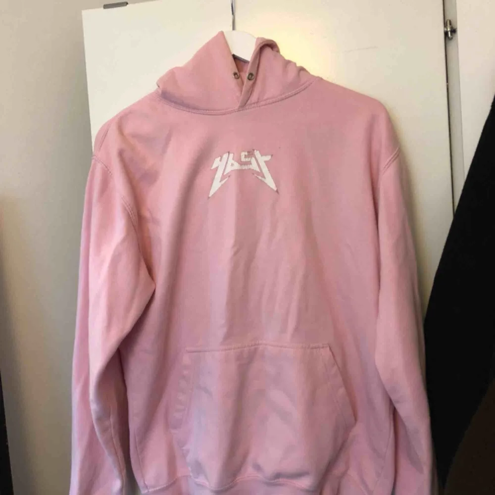 Säljer min rosa yeezy merch hoodie, köparen står för frakten🤗. Hoodies.
