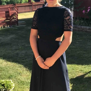  - Säljer min balklänning som bara är använd en kväll💕 nypris var ca 700kr när jag köpte den🌟 Finns i Falun men kan annars fraktas mot fraktkostnad💫 kan skicka bättre bilder till den som är intresserad!