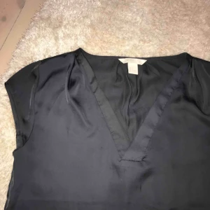 - Grå blus från hm i silkes imitation, knappt använd. 