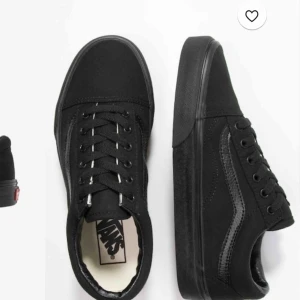  - Säljer att par svarta vans skor💕bara använda lite grann i somras, de jätte fint skick! Köptes för ca 750kr i somras 💫 kan skickas mot fraktkostnad! Finns bättre bilder för den som är intresserad 