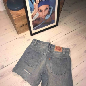 - Shorts från levis, knappt använda, nypris 600kr