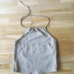  - Jättefint linne i mocka-imitation med band som knyts runt halsen, köpt på Humana, strl 40.🌷