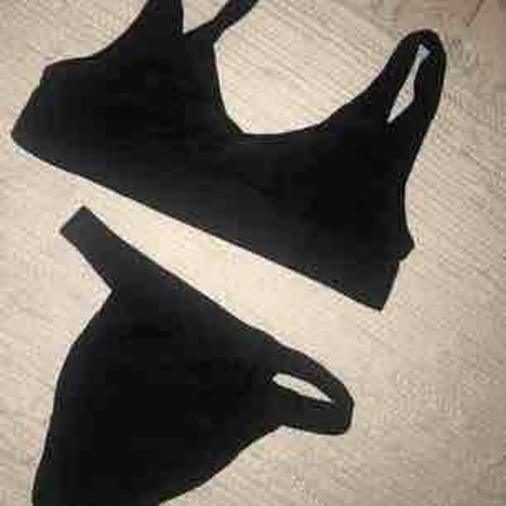 Svart bikini i nyskick från Chiquelle Swimwear storlek S. Frakt 18 kr. Nypris 799 plus frakt . Toppar.