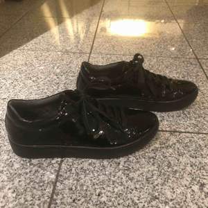 VAGABOND skor hel svarta  Storlek 37 Som nya har använts 2 ggr Ny pris är 900kr  Köparen står för frakt  Betalas helst med swish 