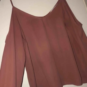  - En blus från NA-KD som har ett hål vid ärmen på ena sidan.  Vädligt skön och snygg tröja att ha på fest. 